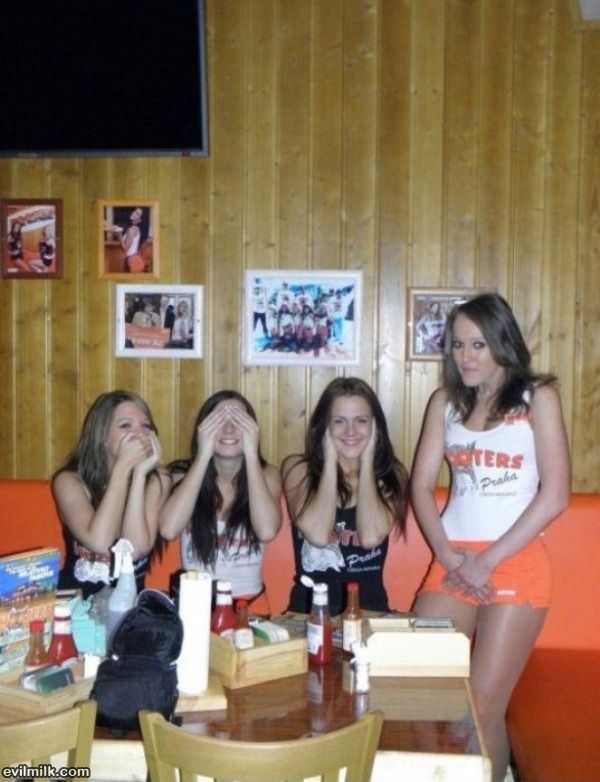 Clever Hooters Girls