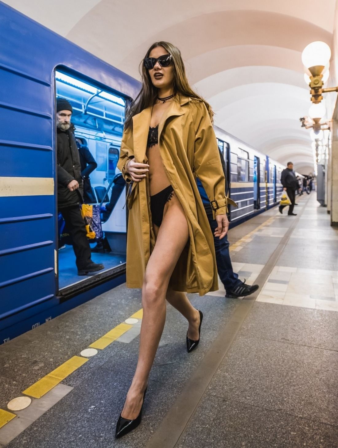 Женщины В Метро Фото