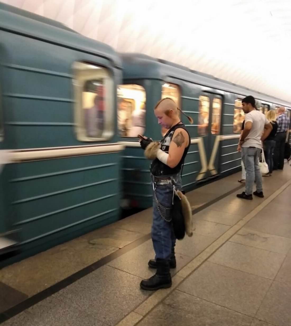 Подросток в московском метро. Метро. Люди в метро. Фотосессия в метро. Люди в метро Москвы.