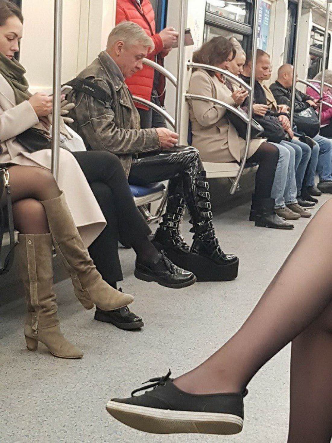 Женщины В Метро Фото