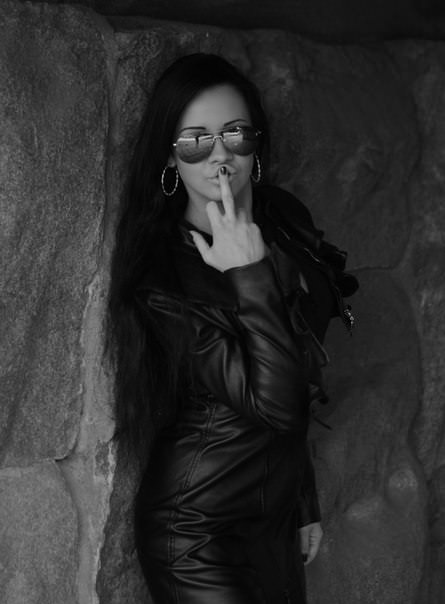 middle finger
