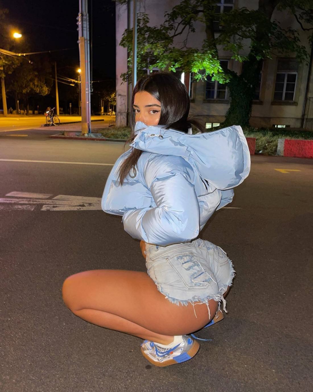 Who wears short shorts
