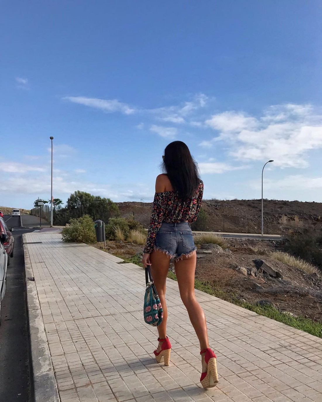 Who wears short shorts