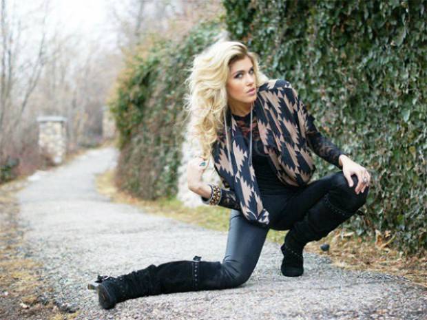 girls-weird-poses-5