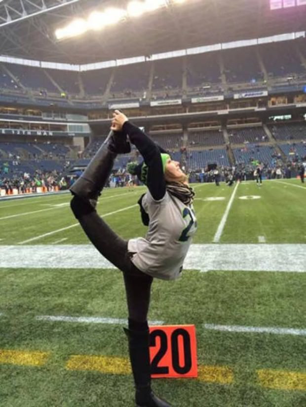 girls-weird-poses-5