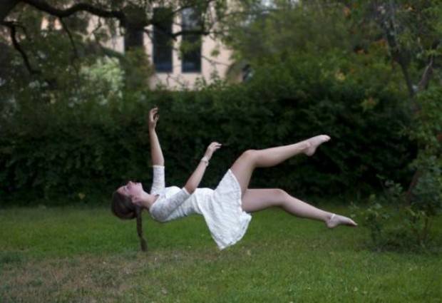 girls-weird-poses-5