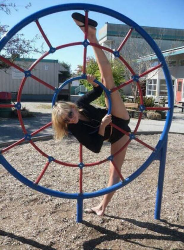 girls-weird-poses-5