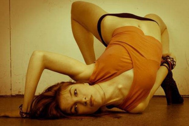 girls-weird-poses-5