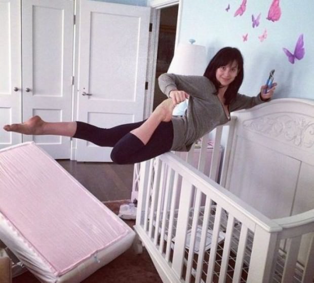 girls-weird-poses-5