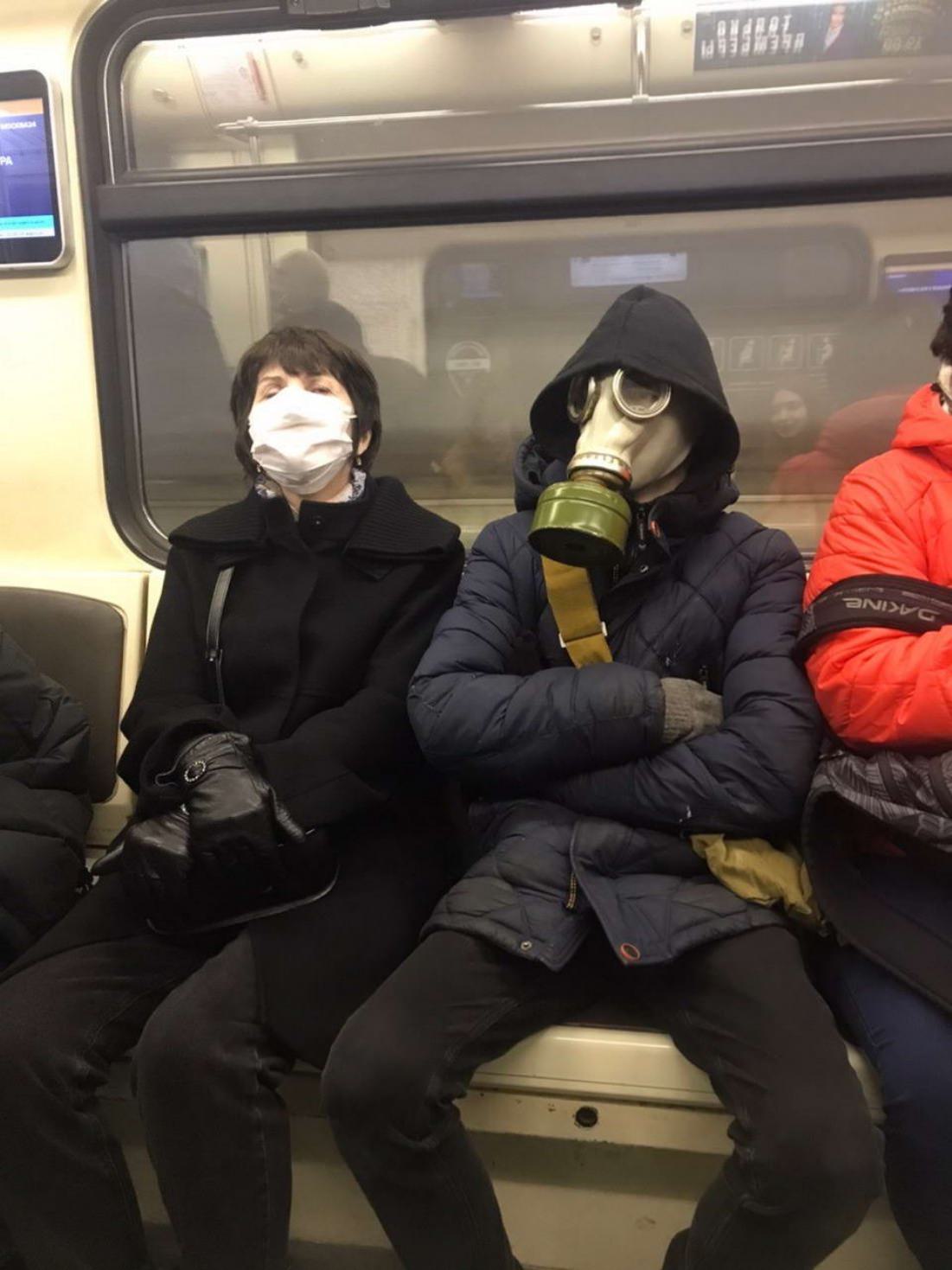 Метро сделали русские. Люди в масках в метро. Люди в противогазах в метро. Противогаз метро. Люди в метро.