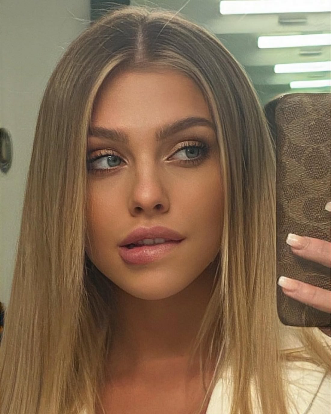  Alexa Breit