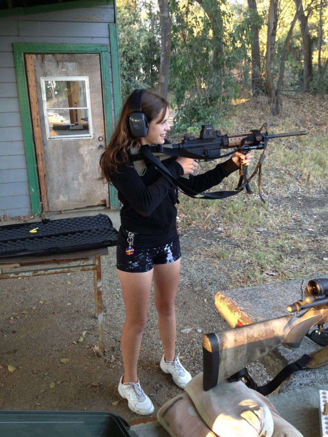 Малолетняя дура. Телки с оружием. Девушка подросток с оружием.