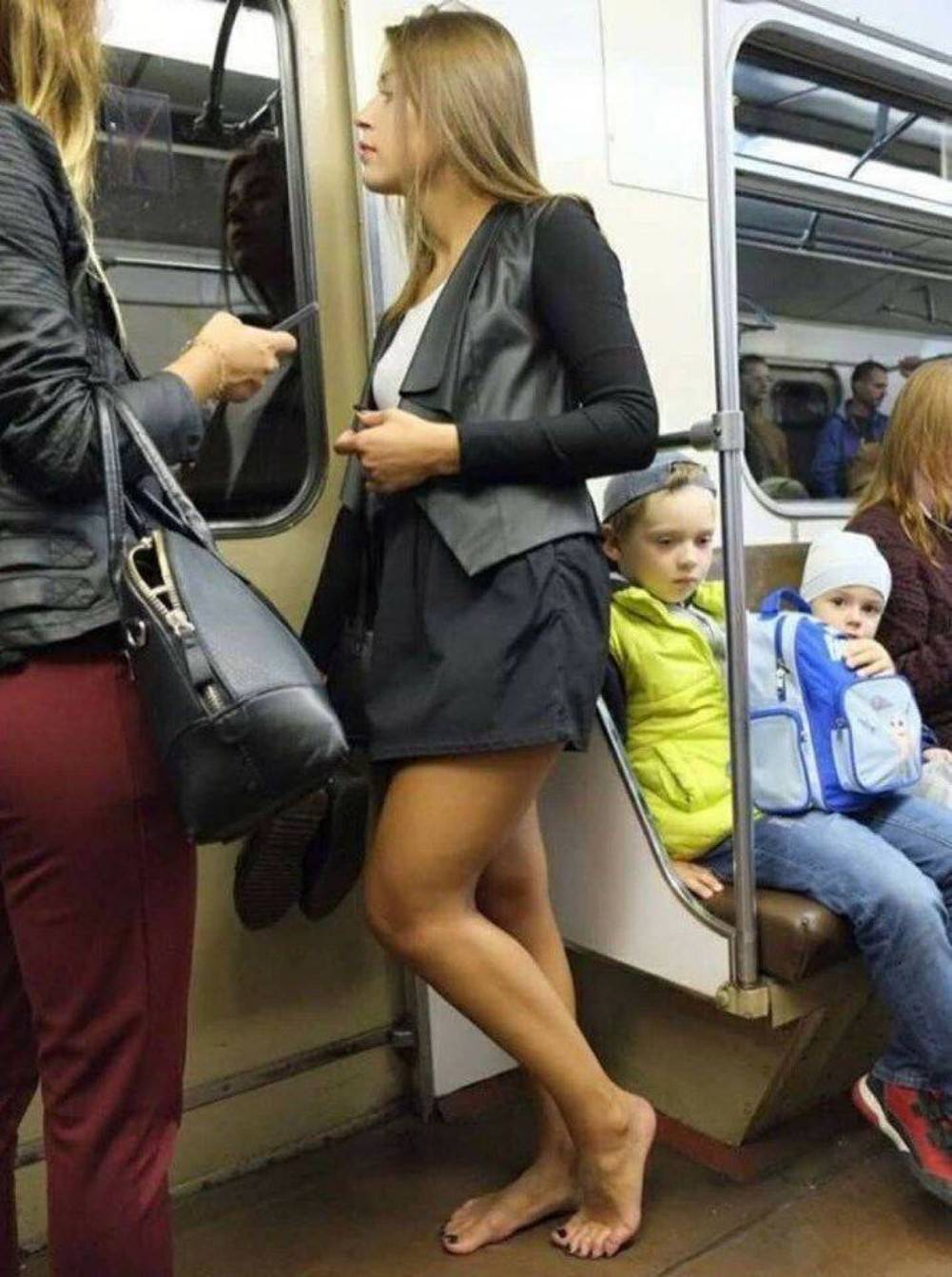 Лапаю девушек в метро. Девушки в метро. Красивые девушки в общественном транспорте. Ножки в транспорте. Девушки в метро ноги.