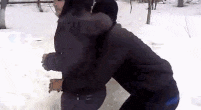 Кинул девушку в сугроб. Девушка кидает в парня снежок.
