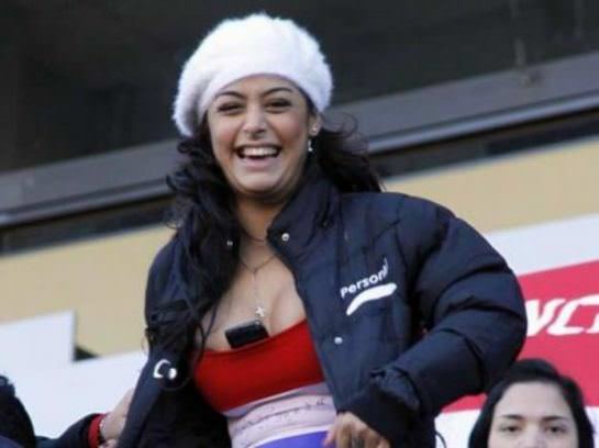 Larissa Riquelme cell phone boobs 1