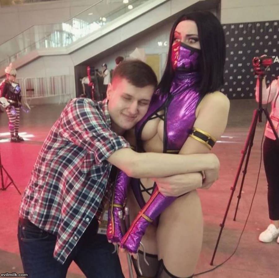 Loving This Mileena Cosplay