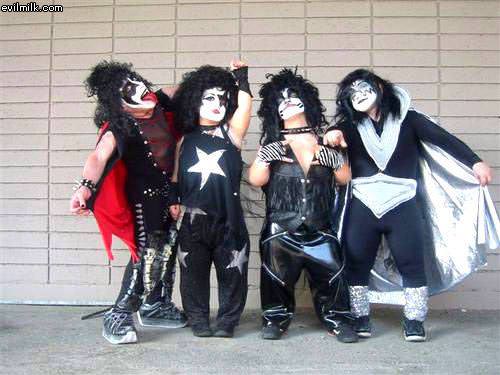 Midget Kiss