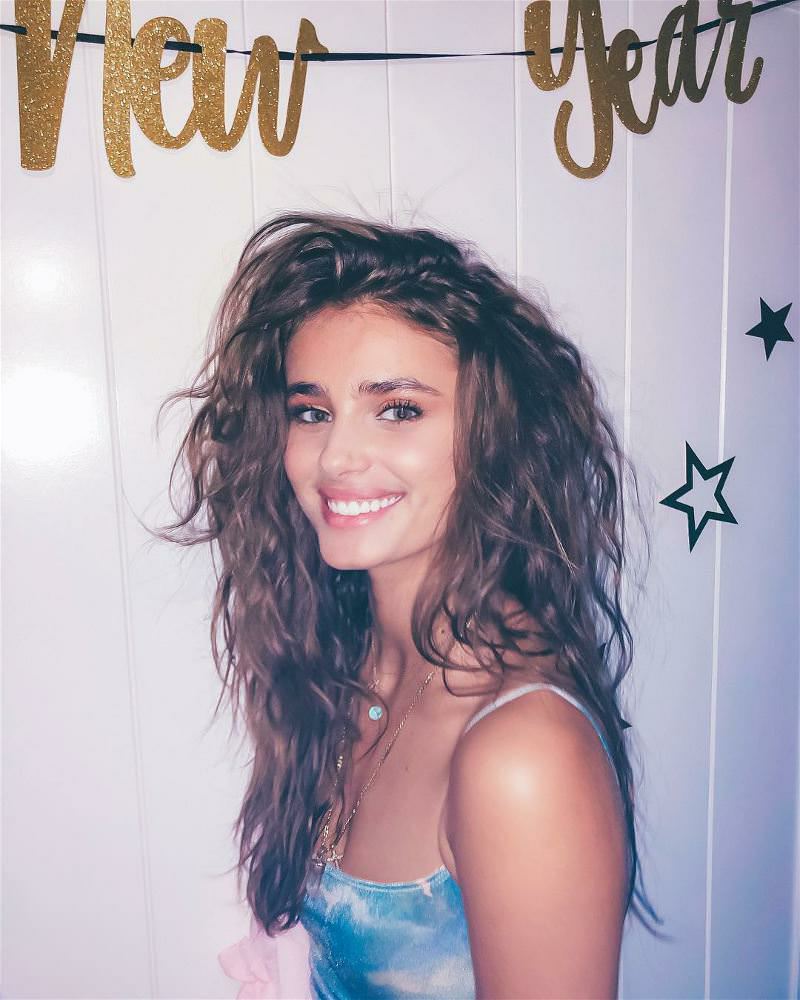 Taylor Hill GIFDUMP