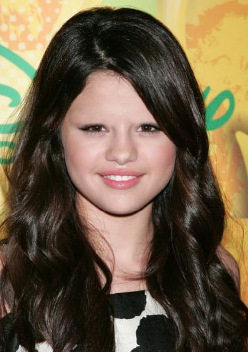 Selena Gomez without eyebrows